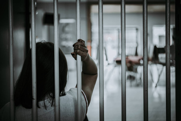 Portrait de femme désespérée d'attraper prison de fer, concept de prisonnier - Photo, image