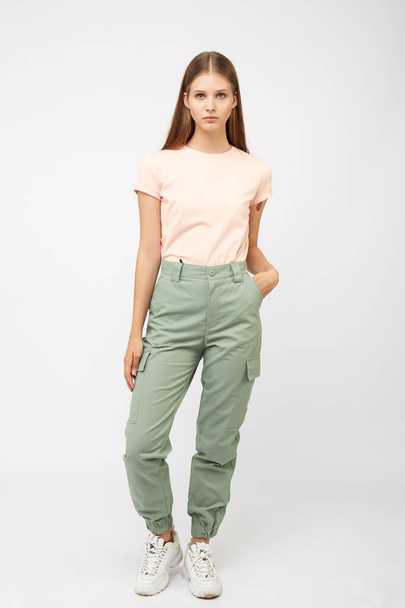 girl in green cargo pants and a t-shirt - Foto, afbeelding