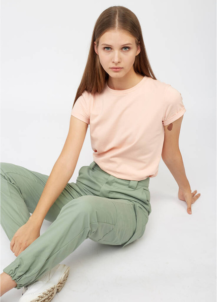 girl in green cargo pants and a t-shirt - Zdjęcie, obraz