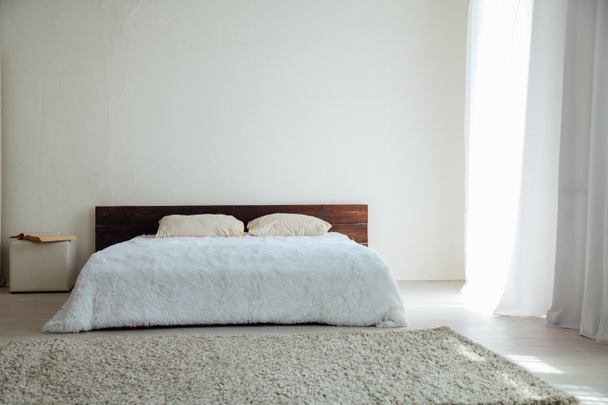Dormitorio blanco interiores luminosos con cama blanca
 - Foto, Imagen