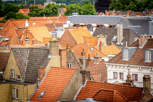 Vista aérea de los tejados rojos de Brujas, Bélgica
 - Foto, imagen