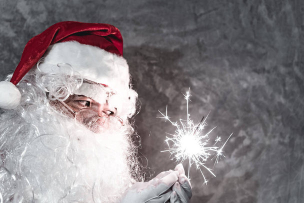 Père Noël tenant un feu d'artifice pour jouer, Joyeux Noël concept
 - Photo, image