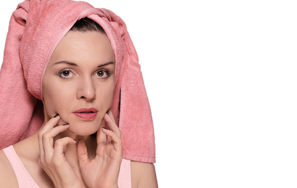 gezonde huid van een mooie vrouw met een handdoek op zijn hoofd - Foto, afbeelding