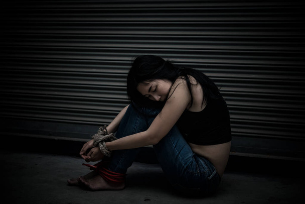 Asiática rehén mujer atada con cuerda en la escena de la noche, los ladrones secuestrados por rescate, tailandia personas
 - Foto, Imagen