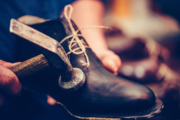 Shoemaker tehdä mukava käsintehty kengät ihmisille, käyttäen h
 - Valokuva, kuva
