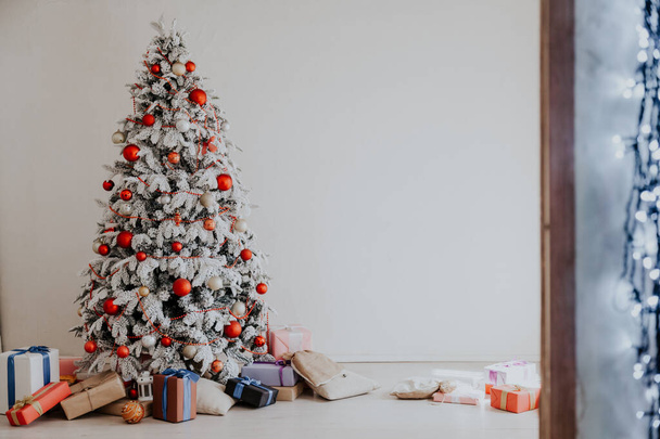 νέο έτος Χριστούγεννα σπίτι εσωτερικό λευκό χριστουγεννιάτικο δέντρο φώτα twinkle δώρα διακοπών χειμώνα - Φωτογραφία, εικόνα