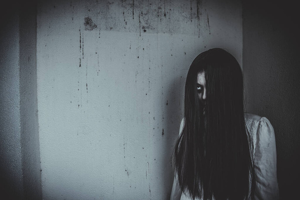 Портрет азиатки макияж призрак лицо, сцена ужаса, страшный фон, Хэллоуин плакат
 - Фото, изображение