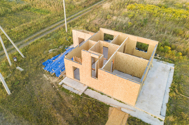 Construcción de casa modular nueva y moderna. Paredes hechas de
 - Foto, Imagen