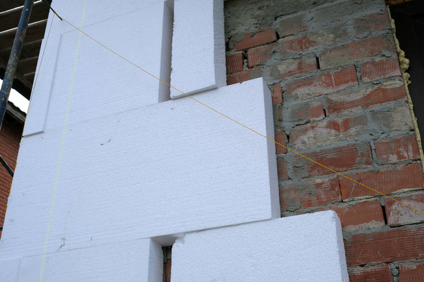 Szczegół ściany ceglanego domu ze sztywnym styropianem - Zdjęcie, obraz