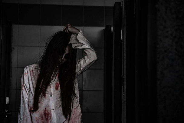 Retrato de mujer asiática conforman la cara de fantasma con sangre, Escena de horror, Fondo de miedo, Cartel de Halloween, Tailandia personas
 - Foto, Imagen