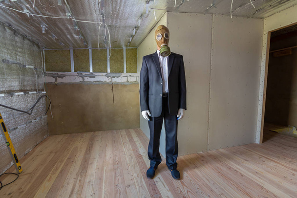 Strange man in businessman suit and gas protection mask inside a - Valokuva, kuva