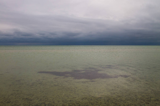 Dramático cielo nublado oscuro sobre el mar de Azov
 - Foto, Imagen