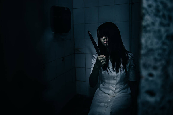 Retrato de mulher asiática compõem fantasma rosto com sangue, Cena de terror, Fundo assustador, Cartaz de Halloween, Tailândia pessoas
 - Foto, Imagem