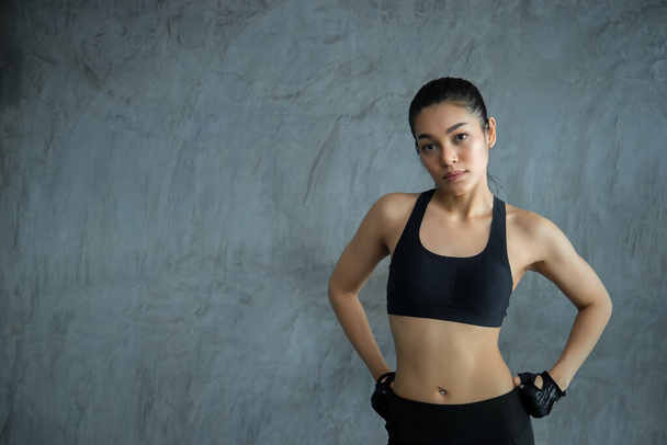 close-up aziatische mooie sportvrouw dragen sport beha op muur van de sportschool, Thailand liefde gezondheid, slanke vrouw workout concept - Foto, afbeelding