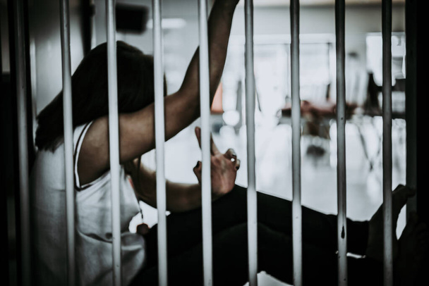 Πορτρέτο της γυναίκας απελπισμένα για να πιάσει σιδερένια φυλακή, φυλακισμένη έννοια - Φωτογραφία, εικόνα