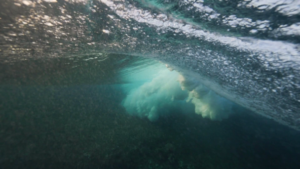 Víz alatti hullámok az óceáni vízben a napfény ellen. - Felvétel, videó