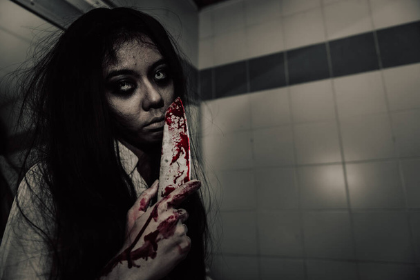 Asyalı kadın portresi hayalet yüzü, korku sahnesi, korkunç arka plan, Cadılar Bayramı posteri. - Fotoğraf, Görsel