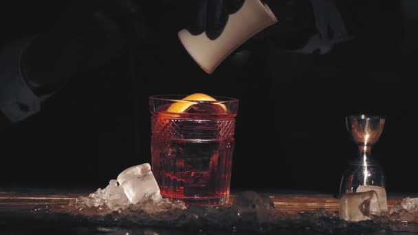 Бармен делает коктейль в баре
 - Кадры, видео