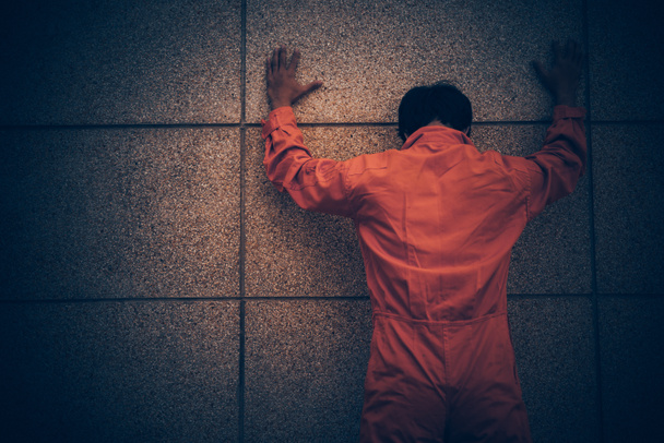 asiático hombre en prisión uniforme, prisionero concepto
 - Foto, Imagen