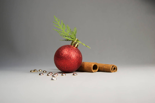 Weihnachten rote Kugel mit Zimt - Foto, Bild