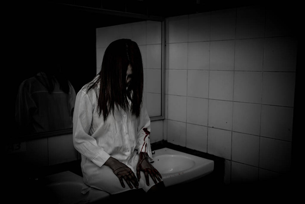Acercamiento miedo cara tono oscuro, concepto de escena de horror
 - Foto, imagen
