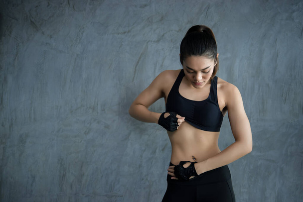 Крупним планом азіатська красива спортсменка носить спортивний бюстгальтер на стіні тренажерного залу, Таїланд любить здоров'я, концепція тренування жінки
 - Фото, зображення