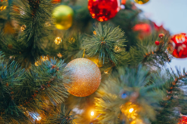 Primer plano de las ramas del árbol de Navidad con decoraciones
 - Foto, Imagen
