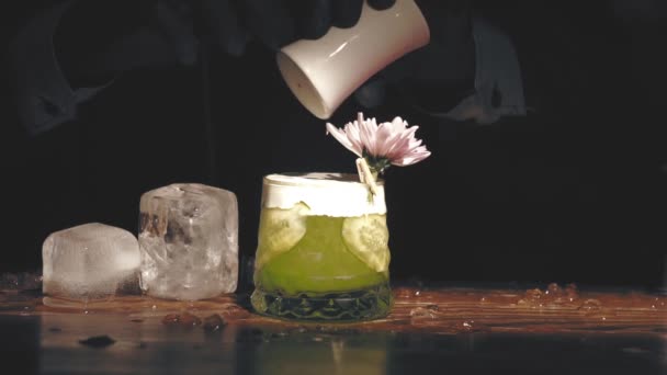 Le barman prépare un cocktail au bar
 - Séquence, vidéo