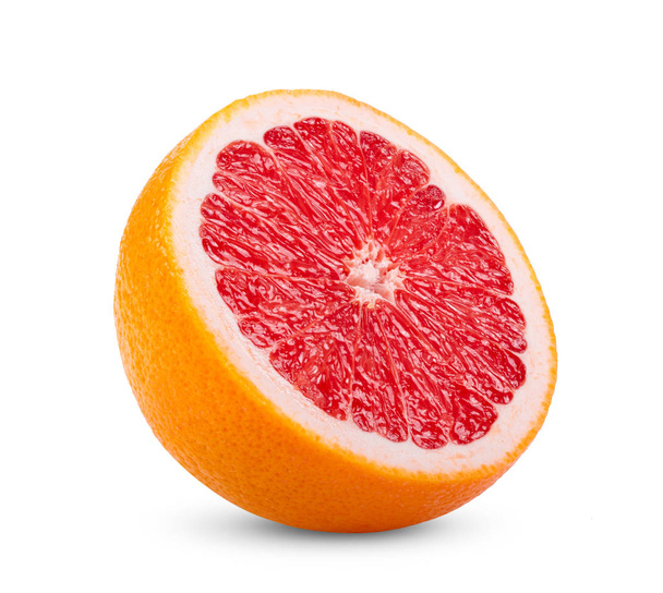 Reife Hälfte der rosa Grapefruit-Zitrusfrüchte isoliert auf weißem Hintergrund. volle Schärfentiefe - Foto, Bild