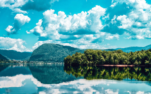 A Bohinji-tó tájképe Szlovénia - Fotó, kép