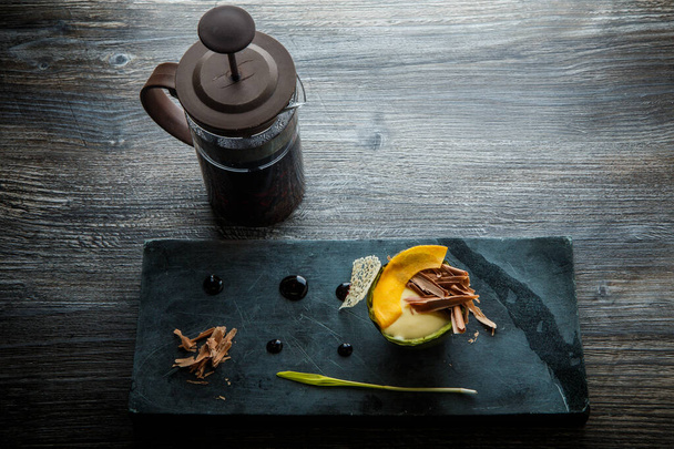 вид зверху на вишуканий десерт запеченого авокадо, який подається з чаєм
 - Фото, зображення