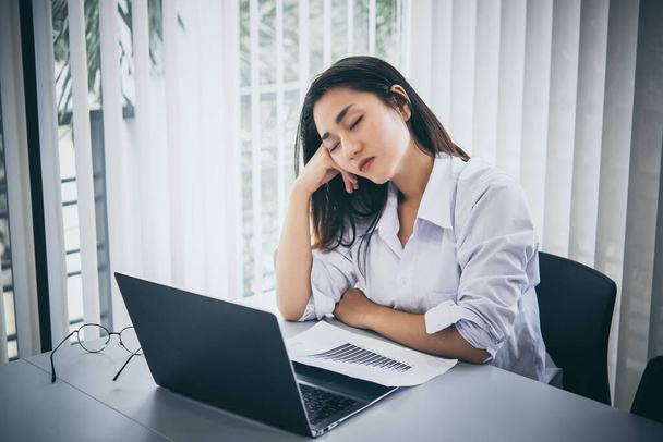 Genç iş kadını ofiste çalışırken aşırı iş yoğunluğundan dolayı stresli - Fotoğraf, Görsel