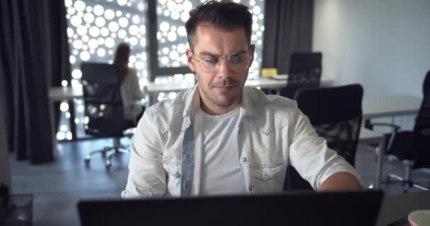 Tired Upset Male Office Worker - Video, Çekim