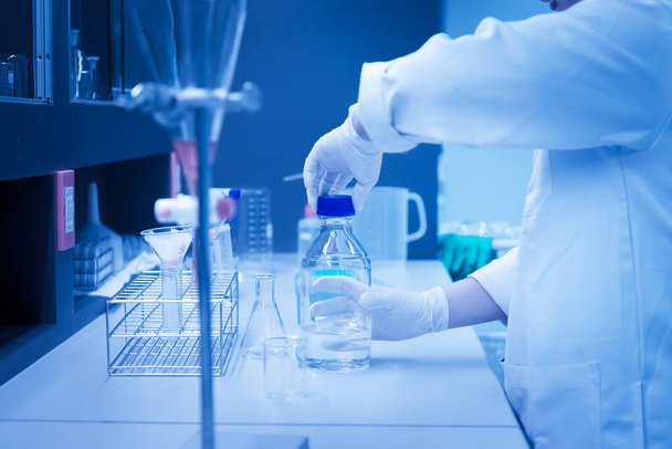 Tutkija sekoittaa kemikaaleja ravistin Ennen kokeita.Seos terästetty näytteitä koeputkiin, Thaimaa tiedemies työskentelee laboratoriossa
 - Valokuva, kuva