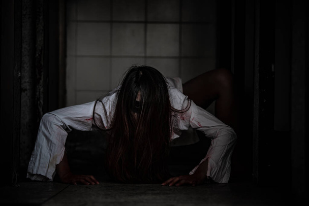 Porträt einer asiatischen Frau schminken Geistergesicht mit Blut, Horrorszene, gruseliger Hintergrund, Halloween-Poster, thailändische Menschen - Foto, Bild