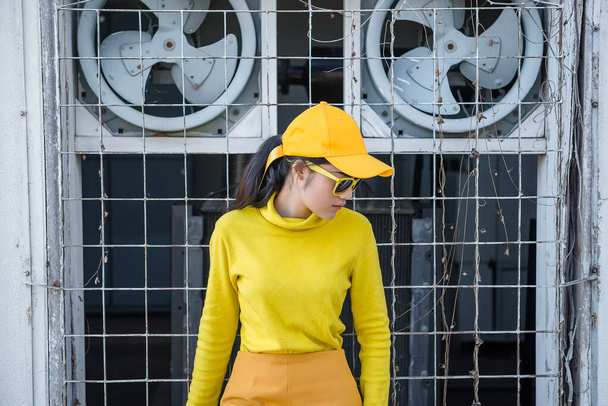 Porträt der schönen asiatischen Frau in gelben Tüchern, Hipster Mädchen tragen gelben Hut machen ein Foto, thailändische Menschen - Foto, Bild