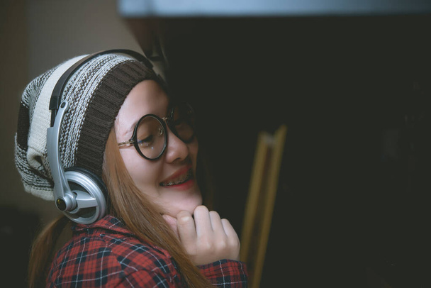 Piękna Azjatka słuchać muzyki ze słuchawką, styl życia nowoczesnej kobiety - Zdjęcie, obraz