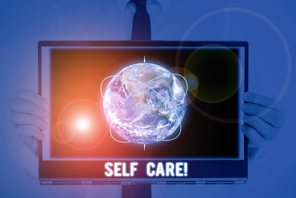 Написание текста Self Care. Бизнес-концепция для практики принятия мер по сохранению или улучшению своего здоровья Фото фотосистема Схема сети современных технологий смарт-устройство. Элементы этого
  - Фото, изображение