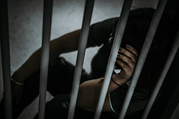 Retrato de mujer desesperada por atrapar prisión de hierro, concepto de prisionero - Foto, imagen