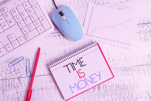 Notizen, die zeigen, dass Zeit Geld ist. Business-Foto präsentiert Zeit ist eine wertvolle Ressource tun Dinge so schnell wie möglich Holz Schreibtisch Bürogerät Computer Ausrüstungen Diagramme Papierschlitz. - Foto, Bild