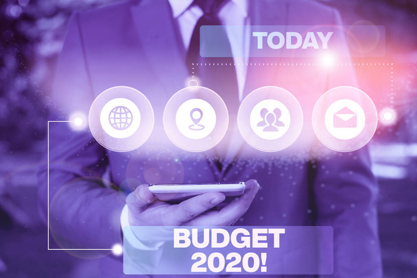Bütçe 2020 "yi gösteren kavramsal el yazısı. Modern akıllı aygıtla gelecek yıl veya şu anki yıl için gelir ve gider tahmini gösteren iş fotoğrafı.. - Fotoğraf, Görsel