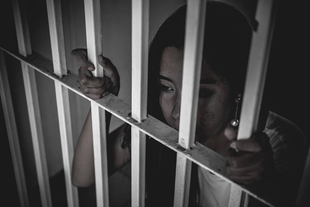 Manos de mujer desesperadas por atrapar la prisión de hierro, concepto de prisionero, gente de Tailandia, esperanza de ser libres
. - Foto, imagen