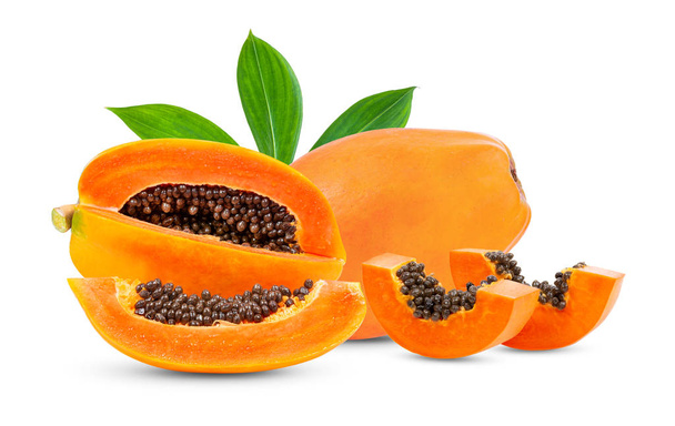 rijpe papaya met blad geïsoleerd op witte achtergrond. volledige velddiepte - Foto, afbeelding