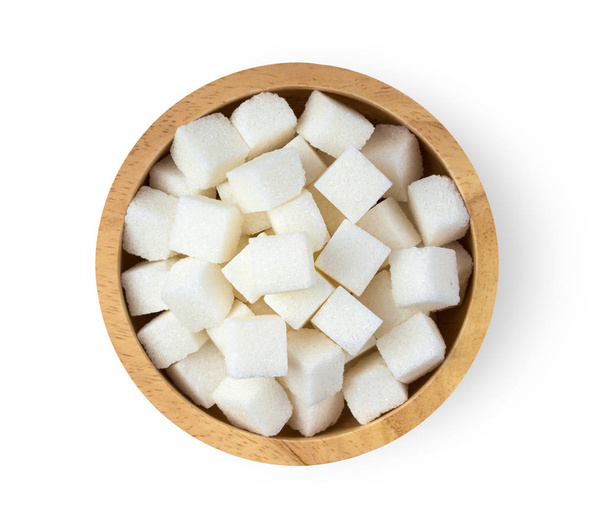 Cubo de azúcar en cuenco de madera aislado sobre fondo blanco. vista superior
 - Foto, imagen