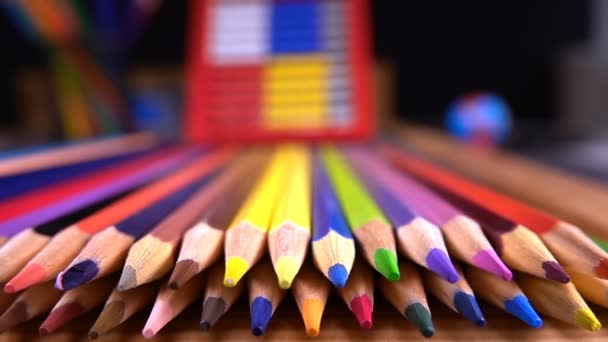  Matériel scolaire Crayons colorés
 - Séquence, vidéo