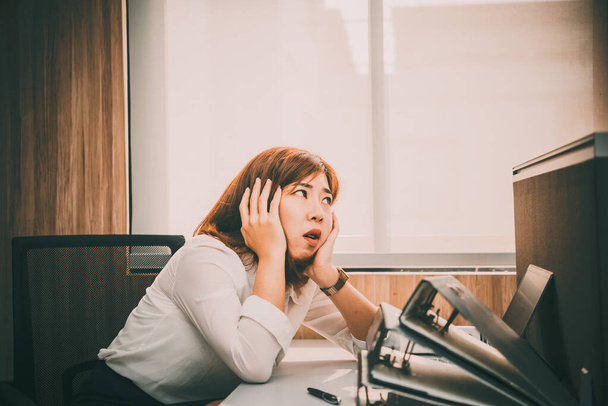 giovane donna d'affari stressata dal sovraccarico di lavoro mentre lavora in ufficio
 - Foto, immagini