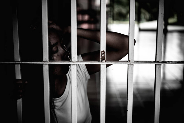Dłonie kobiety desperacko próbującej złapać żelazne więzienie, koncepcję więźnia, ludzi z Tajlandii, Nadzieję na wolność. - Zdjęcie, obraz