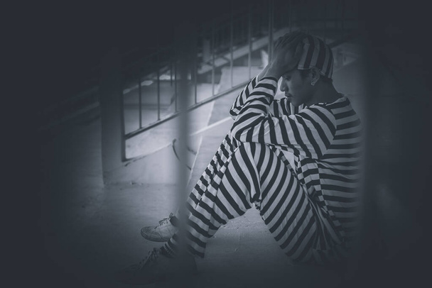Portrait of prisoner desperate to catch the iron prison - Foto, Bild
