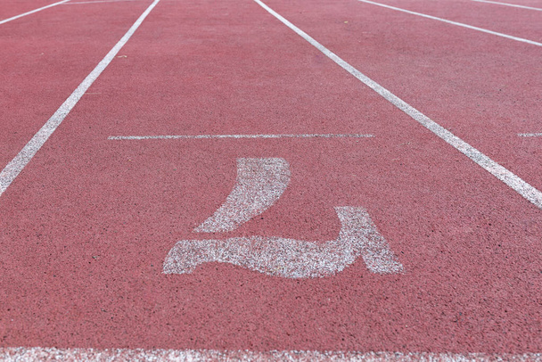 Biały numer siedem tor sportowy numer na czerwonym gumowym torze wyścigowym, tekstury torów biegowych na stadionie - Zdjęcie, obraz