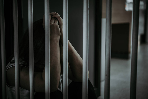 Retrato de mulher desesperada para pegar prisão de ferro, conceito de prisioneiro - Foto, Imagem